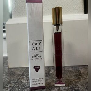Kayali Diamond Sweet Pepper 25.  10 ml travel spray